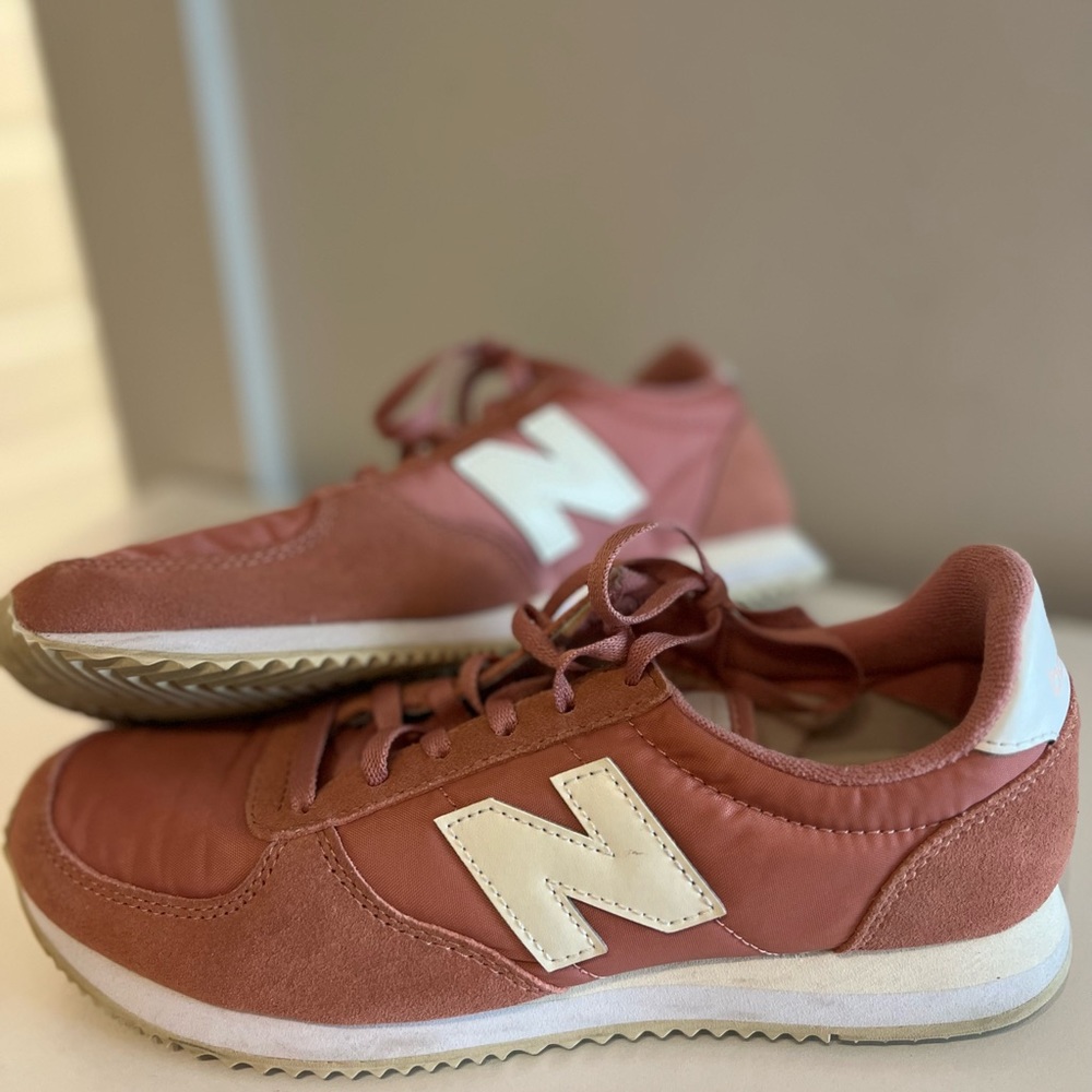 New Balance Womens 220
WL220RA Trainers Pink Casual